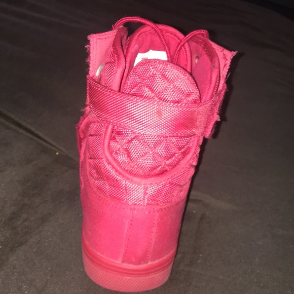 I am selling a pair of Vlado sneakers. - Picture 2 of 5
